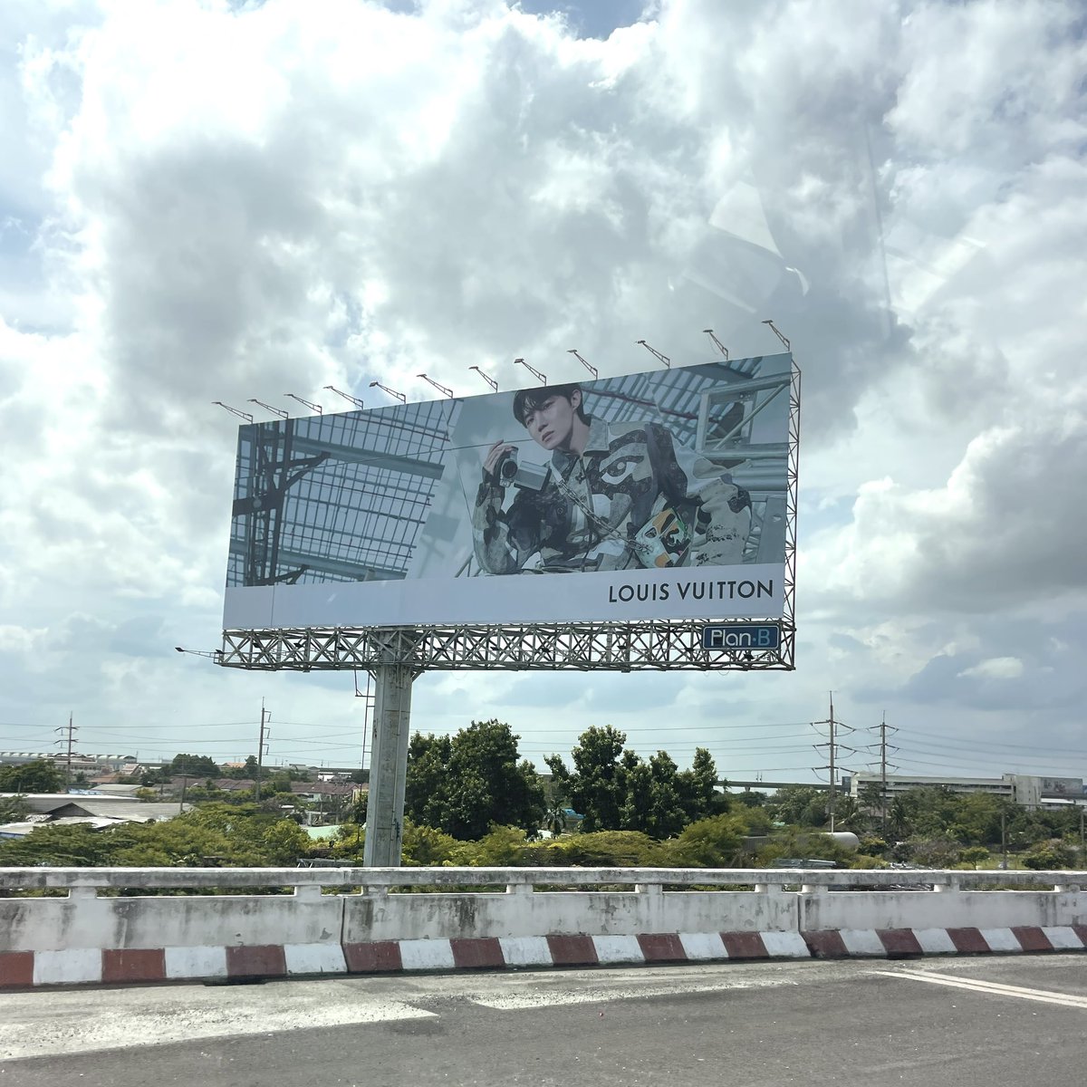 The first thing I see after landing in Bangkok are #JHOPExLouisVuitton billboards. They are by the highway right outside of the airport. There are 4 in total but I panicked and only took pictures of 3.😅

#jhope #제이 #JHOPExKEEPALL