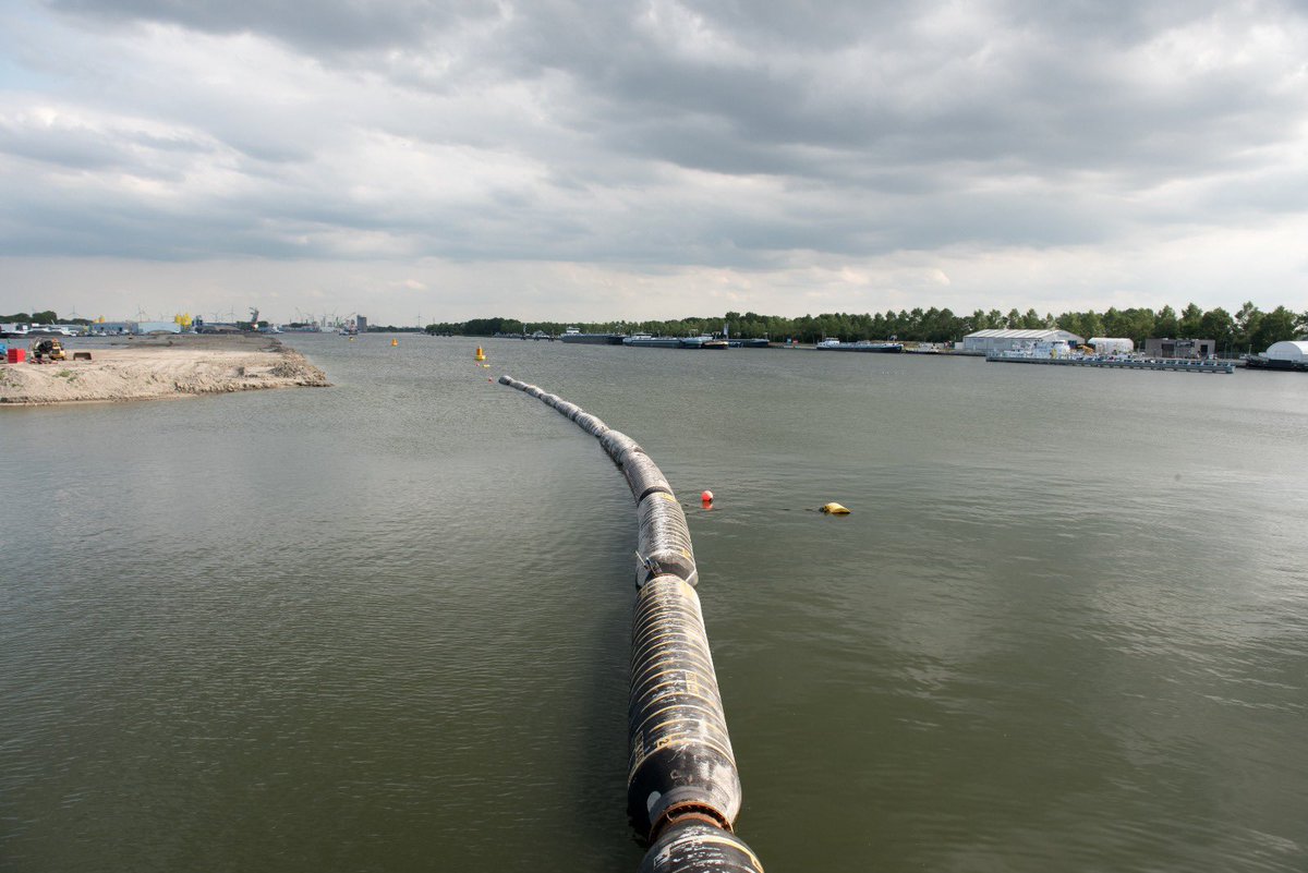 NieuweSluisTern's tweet image. Deze week vindt het transport van de baggerleidingen naar de Binnen- en de Westbuitenhaven plaats. Woensdag 9 augustus vervoeren we de baggerleiding voor landtong Zuid over water naar de Nieuwe Sluis. Donderdag 10 augustus volgt de baggerleiding voor de Westbuitenhaven.