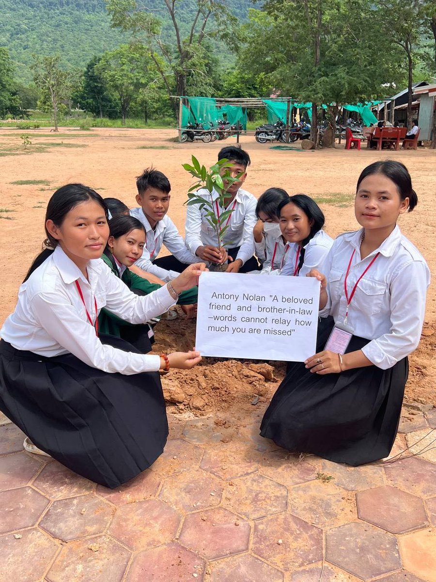 FireWomanJo1's tweet image. Planting Memory Trees 🙏💚🦋 at Dang Rek High School.

If you would like to plant a #memorytree too, please just reach out to me.

It's a $10 / £10 and can create a very special new memory for you.

#TreesofLove 
#PlantingTreesinCambodia
#NGO