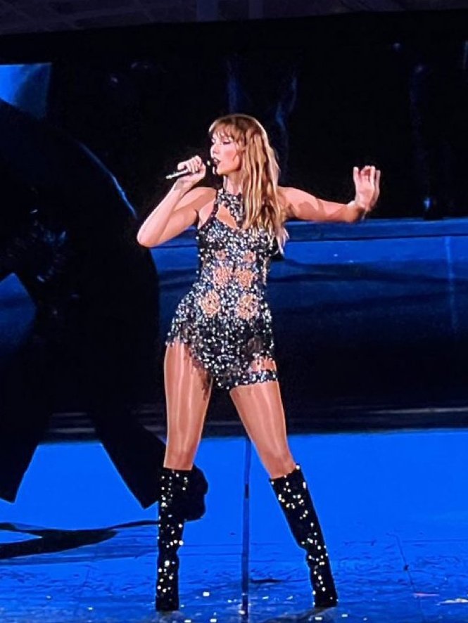 taylorswiftbr's tweet photo. O novo figurino do "Midnights" se parece muito com o azul usado na 1989 World Tour! 💙 https://t.co/iLgbXT5eAi