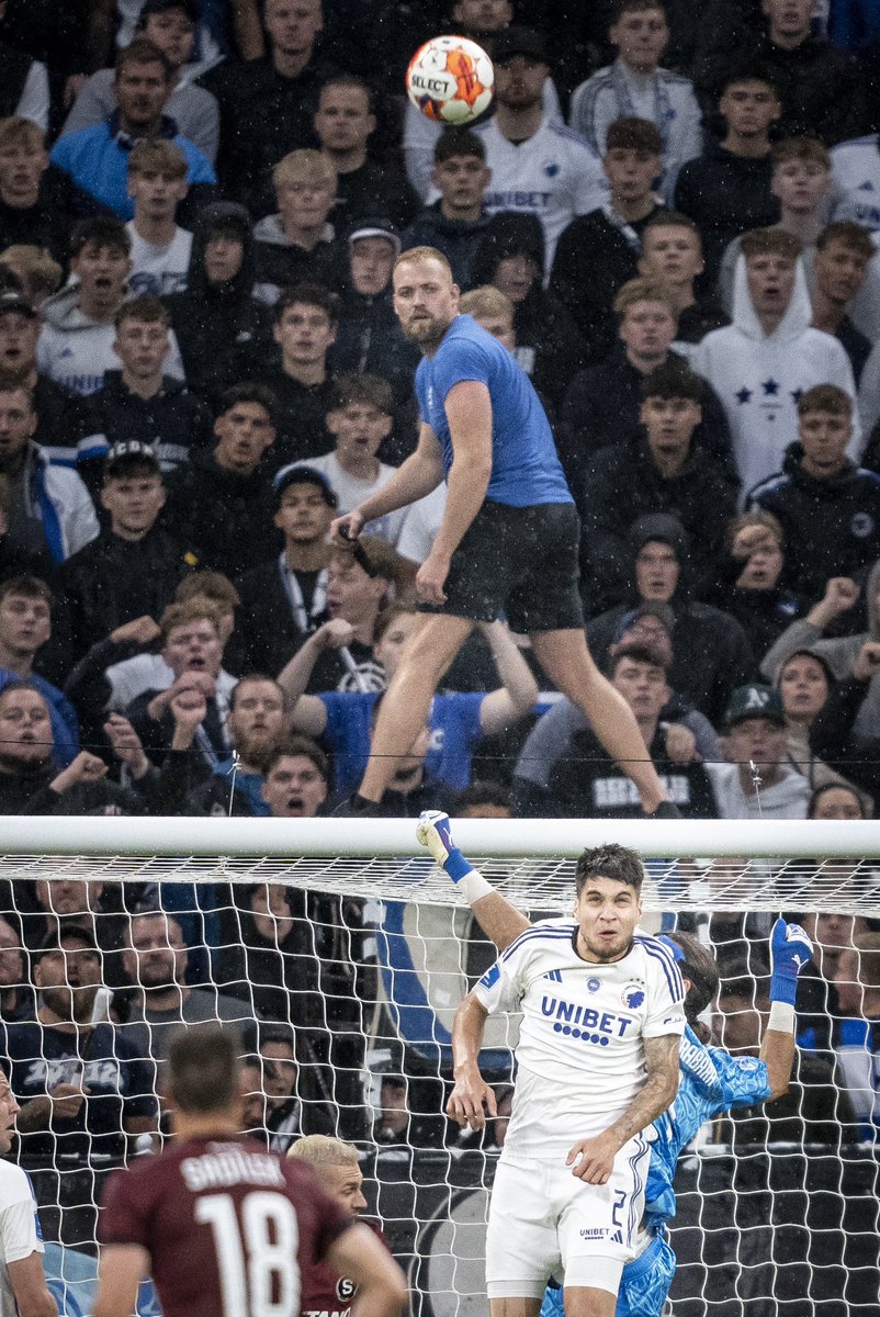 Troede kortvarigt, at fan stod på overliggeren..

📸: Mads Claus Rasmussen / Ritzau Scanpix

#cldk #fcklive