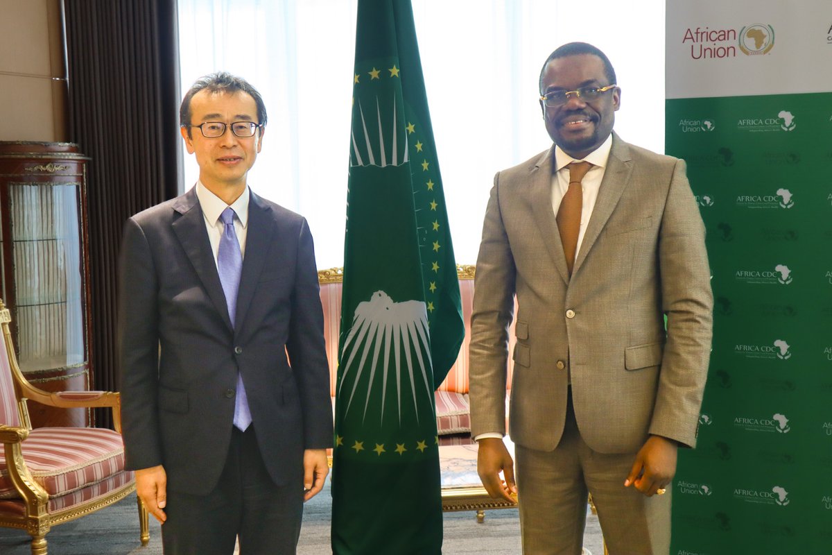 AfricaCDC's tweet photo. 1. Le Directeur Général d'@AfricaCDC, S.E. @JeanKaseya2, a eu une réunion fructueuse avec l'Ambassadeur du Japon en #Éthiopie, discutant des moyens d'améliorer la collaboration &amp; de renforcer les relations entre @AfricaCDC et le gouvernement de Japan🇯🇵 . @JapanEthiopia
#ANewDeal https://t.co/XsfmZP0Ko9