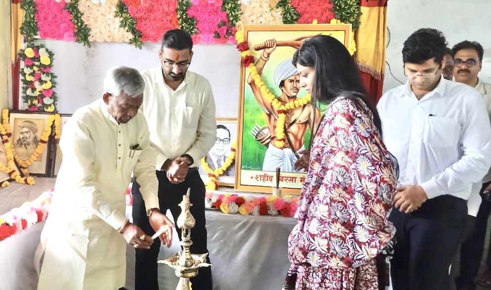 InfoNanded's tweet photo. #जागतिक_आदिवासी_दिनानिमित्त आज #किनवट येथे एकात्मिक आदिवासी विकास प्रकल्प कार्यालयामार्फत आयोजित कार्यक्रमाचा शुभारंभ आ. भीमराव केराम यांच्या हस्ते मान्यवरांच्या उपस्थित झाला. @CMOMaharashtra @girishdmahajan @MahaDGIPR @PTI_News @DDSahyadri @collectornanded https://t.co/h7oR2ZPHGm