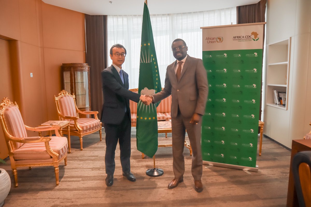 AfricaCDC's tweet photo. 1. Le Directeur Général d'@AfricaCDC, S.E. @JeanKaseya2, a eu une réunion fructueuse avec l'Ambassadeur du Japon en #Éthiopie, discutant des moyens d'améliorer la collaboration &amp; de renforcer les relations entre @AfricaCDC et le gouvernement de Japan🇯🇵 . @JapanEthiopia
#ANewDeal https://t.co/XsfmZP0Ko9