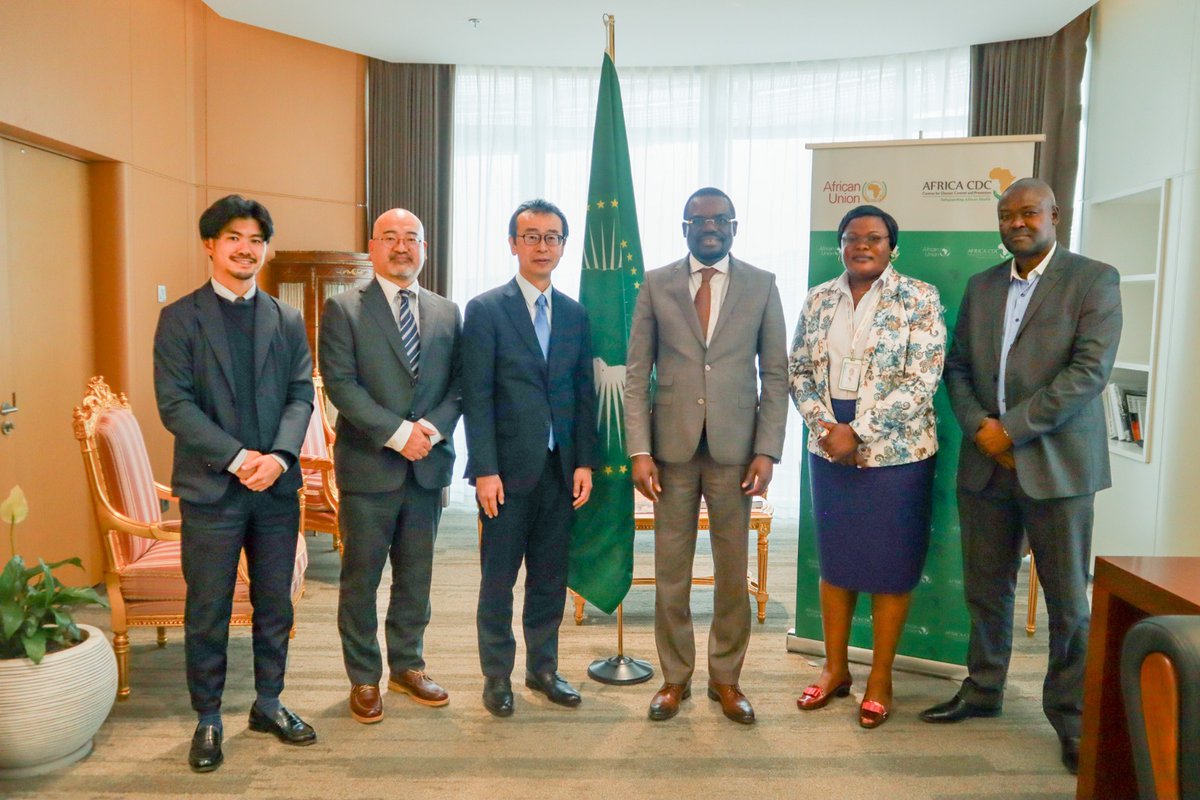 AfricaCDC's tweet photo. 1. Le Directeur Général d'@AfricaCDC, S.E. @JeanKaseya2, a eu une réunion fructueuse avec l'Ambassadeur du Japon en #Éthiopie, discutant des moyens d'améliorer la collaboration &amp; de renforcer les relations entre @AfricaCDC et le gouvernement de Japan🇯🇵 . @JapanEthiopia
#ANewDeal https://t.co/XsfmZP0Ko9