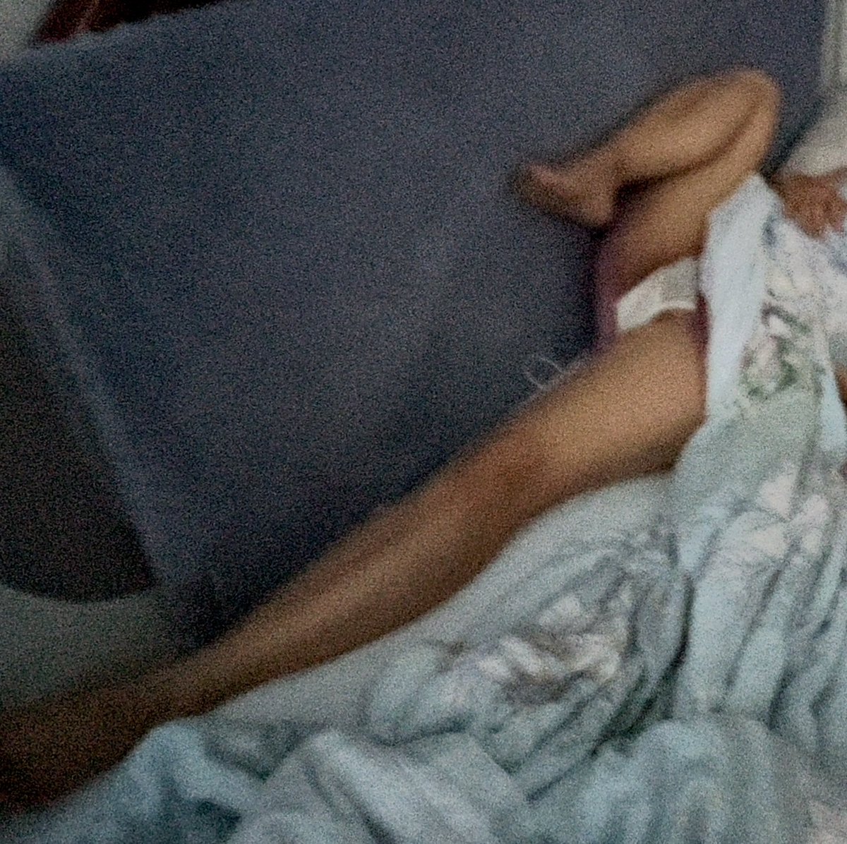 孩子睡觉不老实，占据了床的大部分，把妈妈挤到一边了，这睡姿真是醉了，手机拍胡了