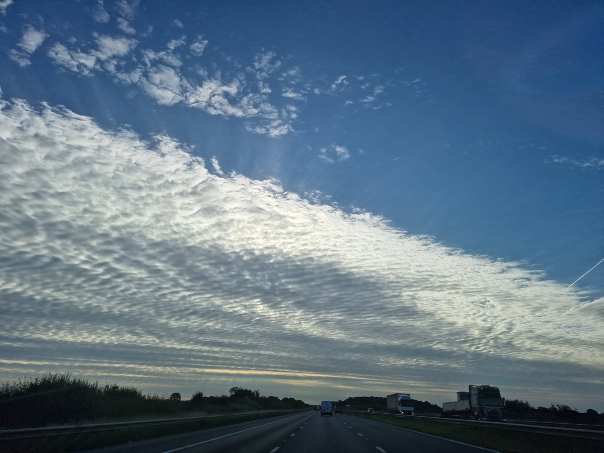 Foosie86's tweet photo. @JonMitchellTV such a pretty sky #LookUp https://t.co/ueCRrWrMWg