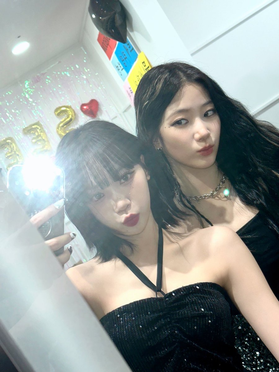 IM_LESSERAFIM's tweet photo. 나카무라 카즈하!!!!!생일축하해 🤍 🤍
너가 있어 너무 다행이야
개그코드가 너무 잘맞아서 행복해
앞으로도 같이 많이 웃자

#LE_SSERAFIM #KIMCHAEWON #김채원 
#KAZUHA #카즈하 https://t.co/HjxIeXK4hL