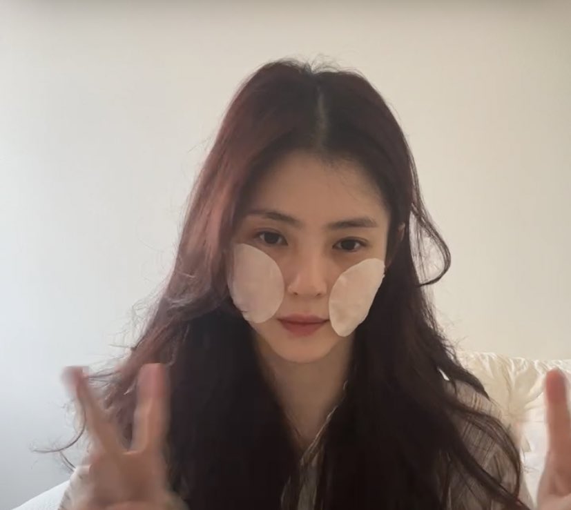 coffeexboba's tweet photo. Kemarin lg rame mbak cantik Han So Hee pakai facial pads di mukanya dan aku punya juga ternyata facepads yg mirip kaya dipakai So Hee👌🏻
#racunskincare #racuninskincare #ReviewItsMyBase #ItsMyBase https://t.co/sn9aAKxsX2