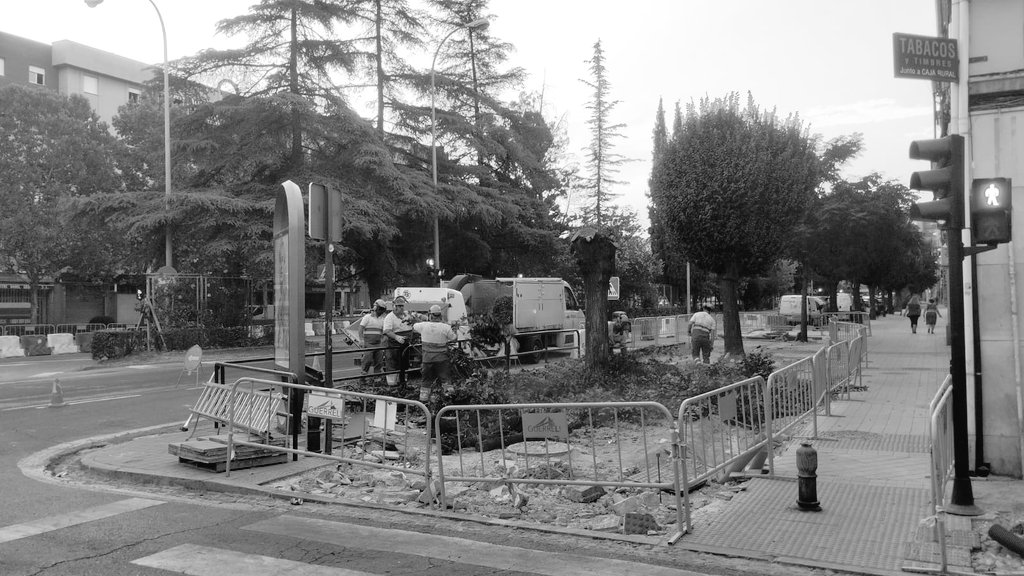 Elisa_Cabrerizo's tweet photo. De una zona verde,  tras la petición vecinal #NoaLaTala ...

@marifrangr y este @aytogr 
deciden hacer una ciudad para los 🚘🚙🛻

En vez de una ciudad para las 🚶‍♂️🚶‍♀️🚶🧍‍♂️🧍‍♀️🧍

Y en #ClimateEmergency 

@PodemosGranada 
@AlianzaVerde_ 
@IndeGranada 
@granadahoy 
@granadadigital https://t.co/W3uK5JzztU