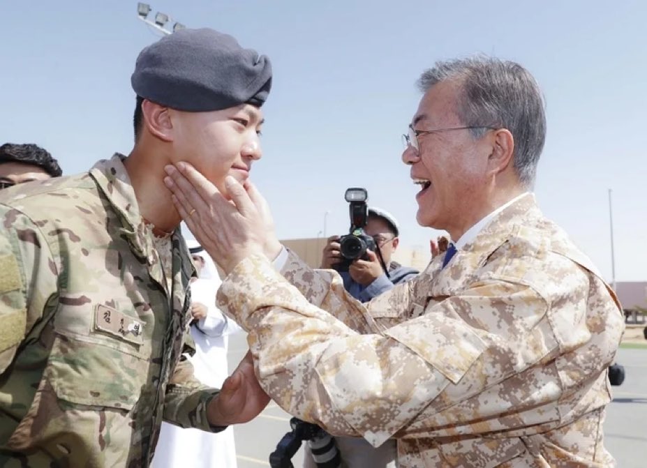 덱스 이사진 ㅈㄴ웃긴점
이때 파병중이었는데 
뉴스타면 엄마아빠가 볼거라고 생각해서 만져달라했대요
ㅅㅂ