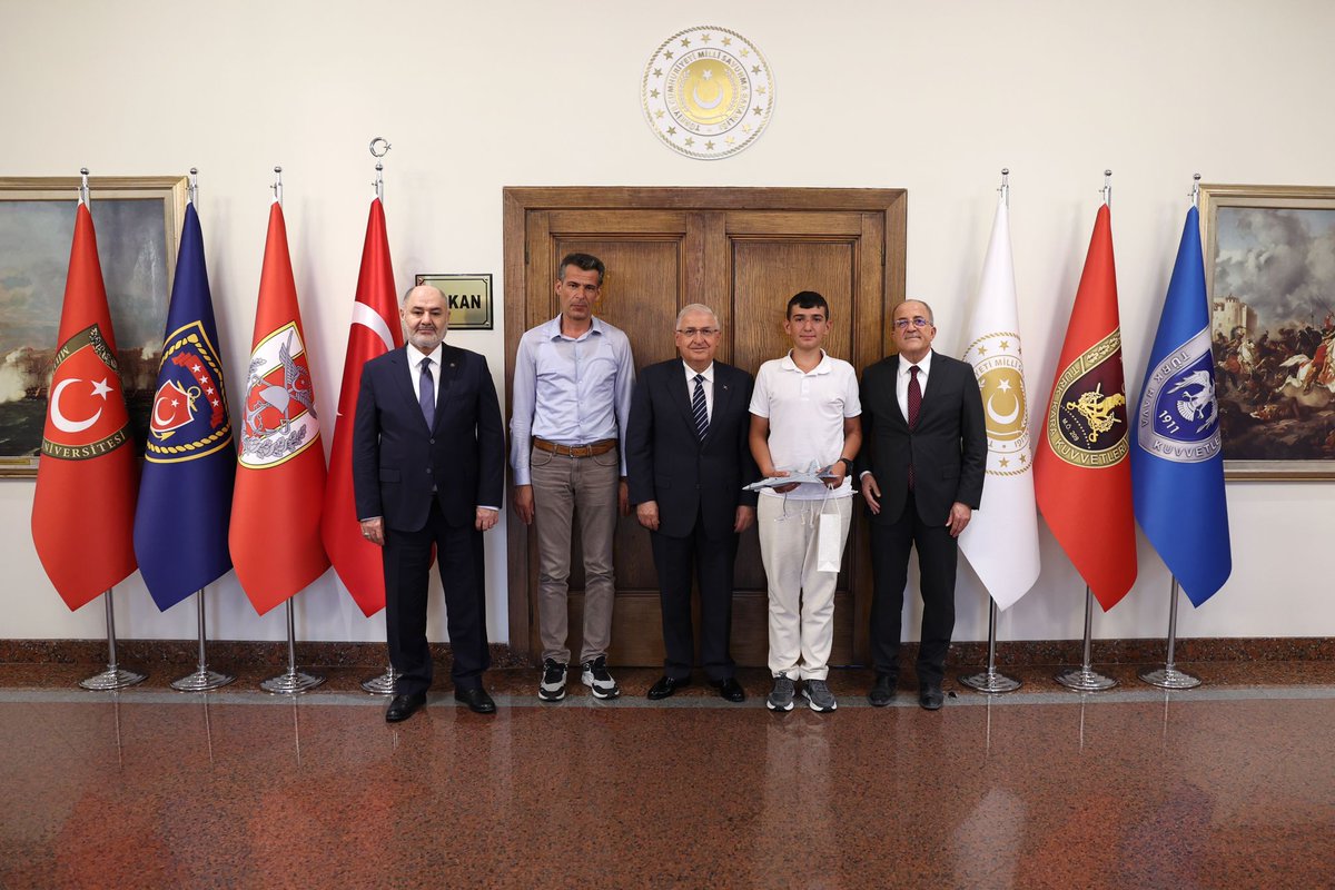 Millî Savunma Bakanı Yaşar Güler, Elazığ'ın 2 bin 500 rakımlı Akdağ’ın yaylasında ailesiyle birlikte hayvancılık yapan ve Liselere Geçiş Sınavı'nda (LGS) Türkiye ikincisi olmayı başaran 14 yaşındaki Muhammet Halil Yazar ile bir araya geldi. 

Bakan Yaşar Güler, Muhammed Halil