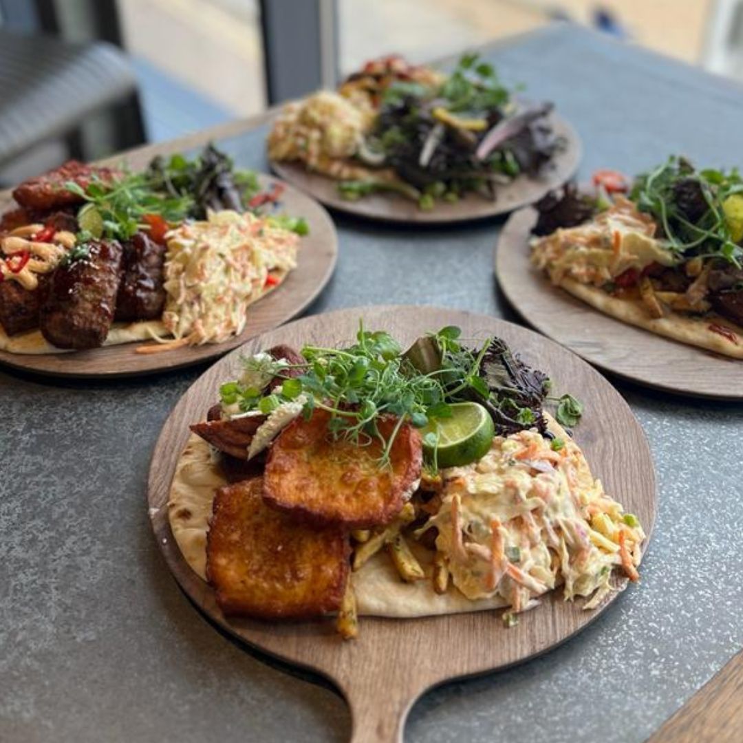 ViewTynemouth's tweet image. Check out these beauties... new Special Flatbreads Menu out now! 

Duck, Chicken, Beef, Halloumi or Grilled Veggies toppings to suit every taste bud and dietary requirement - which one is your favourite?

#flatbread #flatbreadmania #lunchideas #lunchwithaseaview #longsandsbeach
