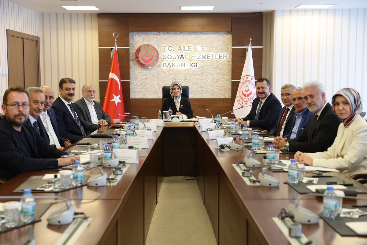 Aile ve Sosyal Politikalar Bakanımız Sayın Mahinur Özdemir Göktaş başkanlığında Darülacezemizin yeni atanan İdare Meclis Üyeleri’yle ilk toplantımızı gerçekleştirdik.

Allah İhtiyaç sahiplerine faydalı işler yapmayı nasip etsin.