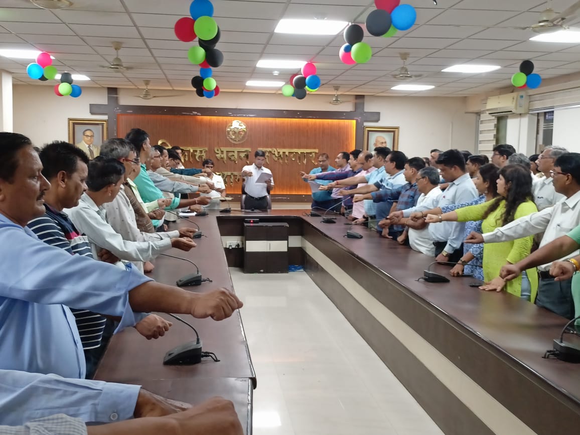 आजादी का अमृत महोत्सव के अंतर्गत मेरी माटी मेरा देश कार्यक्रम में आज दिनाक 9-8-2023 को पंच प्रण की शपथ मुख्य  विकास अधिकारी महोदय द्वारा विकास भवन सभागार में दिलाई गई।
