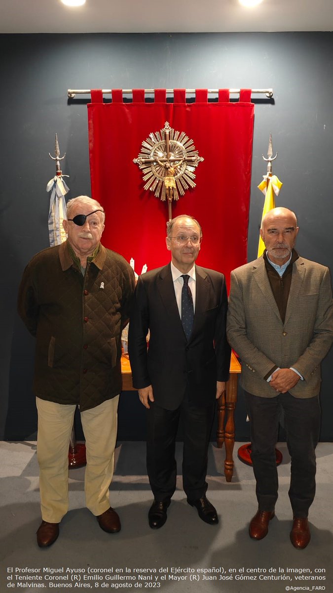 #BuenosAires, ayer martes 8 de agosto, al término de la recepción en la Academia del Plata del Profesor Miguel Ayuso Torres (centro), con los veteranos de #Malvinas Teniente Coronel (R) Emilio Guillermo Nani y el Mayor (R) Juan José Gómez Centurión. Colegio San Pablo.