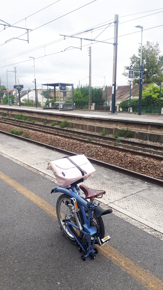 chamolko's tweet image. Pas de @RER_A jusque Châtelet ? Pas de problème ! Bonjour le @RERE_T4_SNCF ! #solutionvelo #intermodalité #dubonheursurmonbiclou #brompton