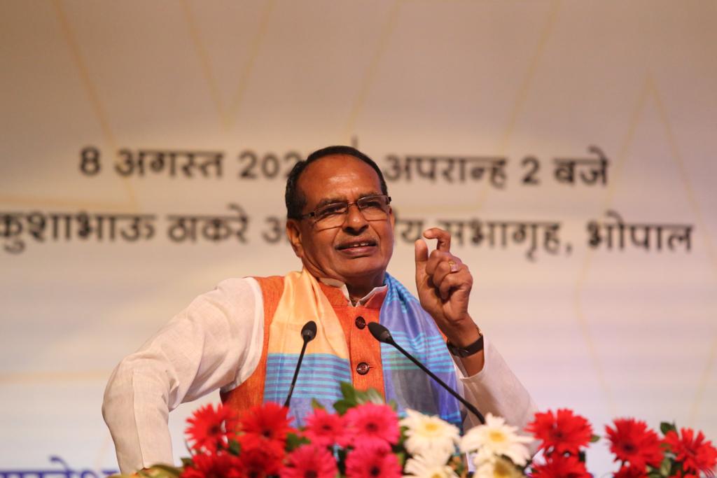 MP State Policy and Planning Deptt organised a Presentation on Multi Dimensional Poverty. As governmental welfare programmes reach intended beneficiaries, happy to have shared my views on the need for graduating to measurement of well-being. #NitiAyog #mpstatscom,<a href="/EACtoPM/">EAC-PM</a>, #Mospi