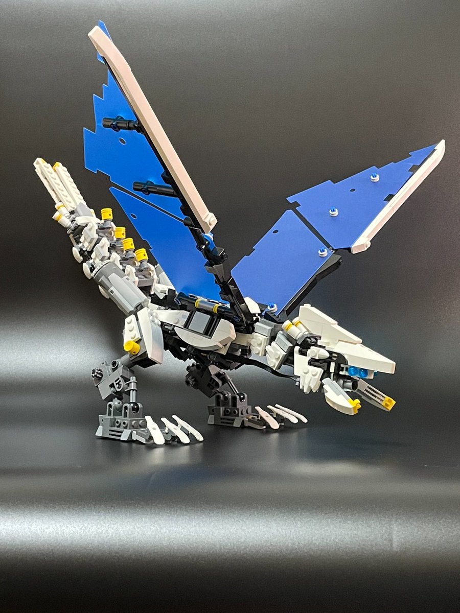 87gd_LeGo's tweet photo. 「プロメテウス」
いつからいるのかもわからない宇宙をさまよう機械竜。翼に使われている太陽電池は機体のエネルギーをすべてまかなえるほどの高性能。背部の巨大バッテリーは尾部のレールガン、口内の荷電粒子砲に直結されている。
＃BMA宇宙ロボ
＃LEGO https://t.co/8TROU8weZV