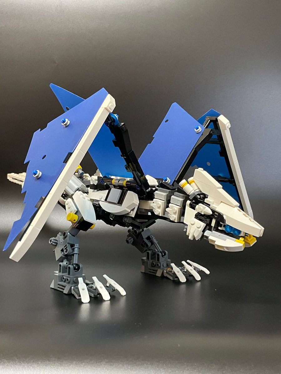 87gd_LeGo's tweet photo. 「プロメテウス」
いつからいるのかもわからない宇宙をさまよう機械竜。翼に使われている太陽電池は機体のエネルギーをすべてまかなえるほどの高性能。背部の巨大バッテリーは尾部のレールガン、口内の荷電粒子砲に直結されている。
＃BMA宇宙ロボ
＃LEGO https://t.co/8TROU8weZV