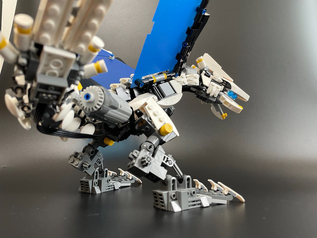 87gd_LeGo's tweet photo. 「プロメテウス」
いつからいるのかもわからない宇宙をさまよう機械竜。翼に使われている太陽電池は機体のエネルギーをすべてまかなえるほどの高性能。背部の巨大バッテリーは尾部のレールガン、口内の荷電粒子砲に直結されている。
＃BMA宇宙ロボ
＃LEGO https://t.co/8TROU8weZV