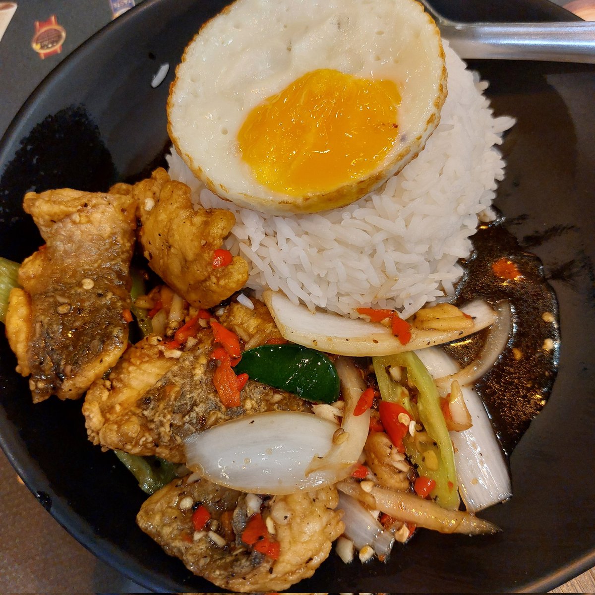 mongkhonaiam's tweet photo. กว่าจะได้กินข้าวเที่ยงก็บ่ายกว่าไปแล้ว หิวมาก! ข้าวปลากะพงผัดฉ่า,ไข่ดาว ร้านกระทะเหล็ก https://t.co/Um7MfqyEOd