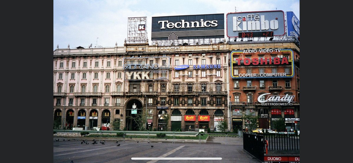 2023 vs 1996. Il fatto che qualcuno salga sulla galleria Vittorio Emanuele e scriva il suo nome non è un fatto nuovo, è già successo. 
Io sono sempre a favore dei writer:
ogni negozio della Galleria paga un affitto che arriva a 5 milioni di euro l’anno. che il comune pulisca.