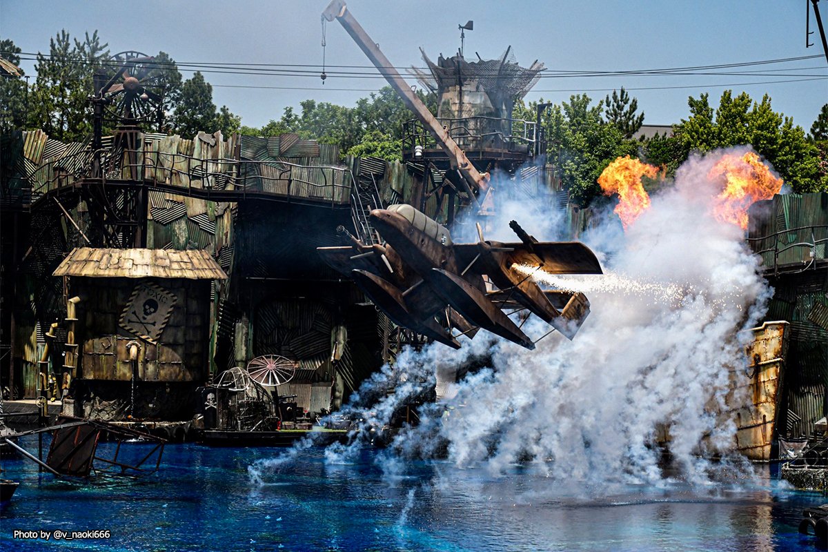 USJ_Official's tweet photo. 1995年の今日！
映画「ウォーターワールド」が
日本で公開されました🎉

＼物語をご紹介✨／

温暖化が進み、世界が海に沈んだ2X世紀。
果たして伝説の陸地「ドライランド」は
存在するのか…？

作品の水上バトルを再現したド迫力ショー、
#USJ で見たことある人はいいね♥

https://t.co/m1JnsxadsG https://t.co/nHYVcNIKjK