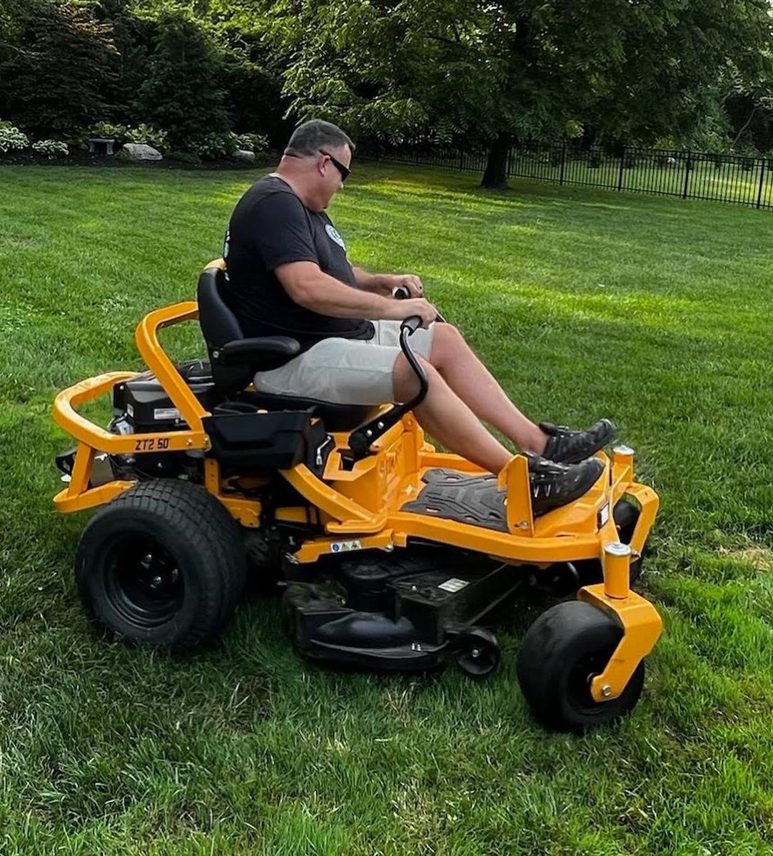 Ex-FBI Agent Kevin is on a mission w/ @IWTMYL 

Aiding an elderly @USArmy vet in Dayton OH with his  @CubCadet_USA riding mower.

… Stay tuned! #goodnews #veteranassistance