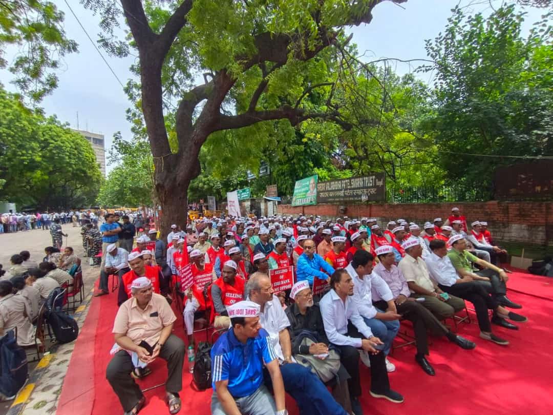 IdbiFor's tweet photo. IDBI officers and employees are on agitation path.
We oppose stake sell of IDBI
We oppose privatisation
#DoNotSellIDBI
#UnitedforPSB
@DFS_India @FinMinIndia @SecyDIPAM @ChVenkatachalam @kmarkri @aajtak @ABPNews @TheIncNews @news24tvchannel @OfficialBKU https://t.co/K3STClhxGM