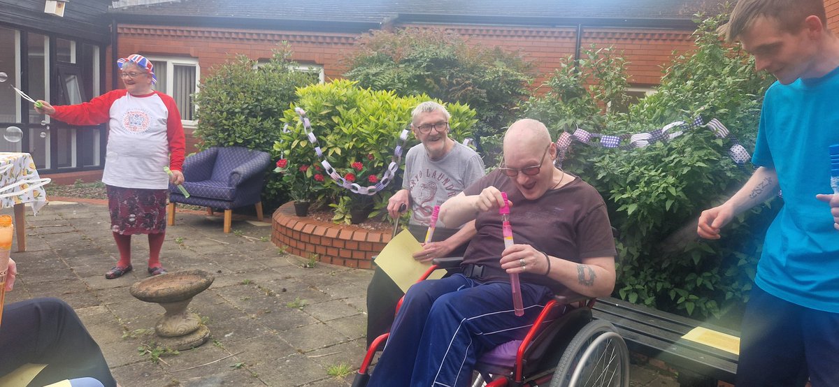 TheBigLunch_NI's tweet photo. Nancy chose #TheBigLunch as her degree placement, pictured here are Jenny Magee & Dr Isobel Hawthorne-Steele
Director of Research
#CommunityDevelopment
@UlsterUni
Since her #coronationbiglunch nancy had a #friendlybench made & plans a garden get together @Choice_Housing https://t.co/oN5MpnQa78