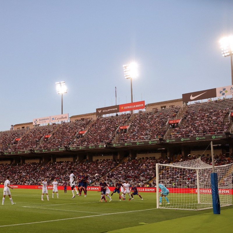 esport3's tweet photo. 🏟🙄 L'afició no acaba de respondre en el primer partit dels blaugrana al Lluís Companys

📊🧐 Els 35.224 espectadors queden lluny d'omplir l'estadi i són menys de la meitat dels que hi va haver al Gamper de l'any passat al Camp Nou (83.021)