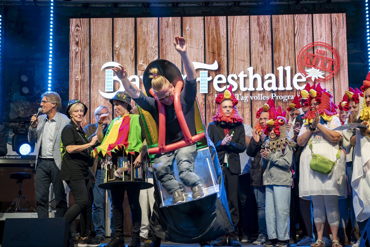 CrangeOffiziell's tweet photo. Vergnüglicher Vereinsabend beim „Treff im Zelt“ in der Cranger Festhalle. OB Dr. Frank Dudda ehrt Sieger des Festumzuges und des Cranger Kirmes-Cups. Mehr dazu: ➡️ https://t.co/Vam8tL02lv #CrangerKirmes #Crange2023 (Fotos: Thomas Schmidt, Stadt Herne) https://t.co/tIimBE7XQO