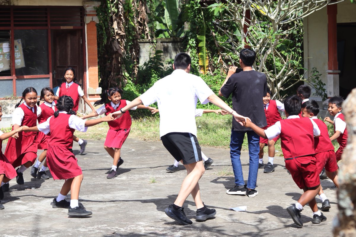19 #NextGen volunteered as teachers for 3 elementary schools in Ubud Village, #Indonesia! They not only fascinated local kids with carefully prepared classes, but also donated equipment such as frisbees and chemical reagents for experiments to the school.