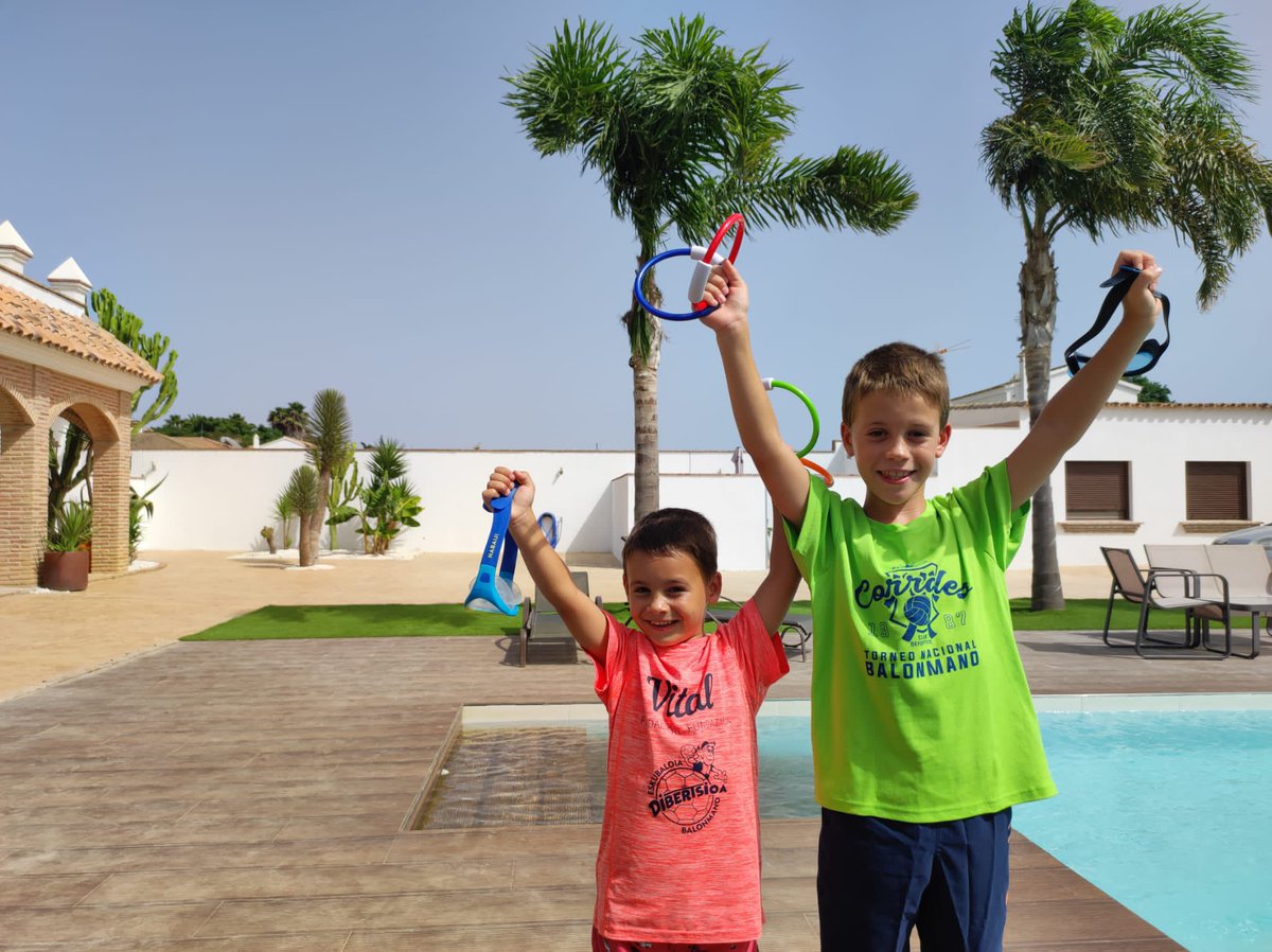 Pablo y Adrien desde Cádiz nos desean un verano genial a tod@s luciendo diversas camisetas de los torneos y actividades de la pasada campaña. “Estamos cargando pilas para una maravillosa temporada llena de diversión que va a ser la 23-24”
Aupa SIMA-Corazonistas