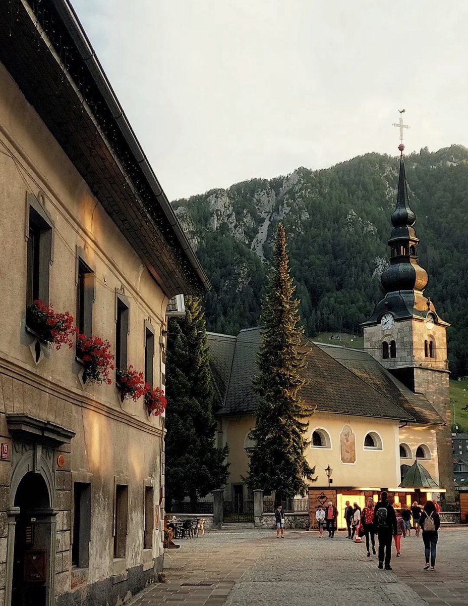 Have you walked through the center of Kranjska Gora? 😁 📸: @eeellgg #townsquare #summer #kranjskagora #julianalps #julijskealpe #myway #mojaslovenija #ifeelslovenia💚