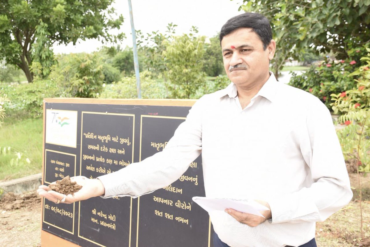collectorkheda's tweet photo. આજથી #MeriMatiMeraDesh અભિયાનની વસો તાલુકાના રૂણ ગામથી શરૂઆત કરાઈ. કાર્યક્રમમાં દેશની આઝાદી માટે બલિદાન આપનારા શહીદોને યાદ કરી, શ્રદ્ધાંજલી રૂપે શિલાફલકામ નું અનાવરણ કરી સૌએ હાથમાં માટી લઇ શપથ લીધા.ધ્વજવંદન કરી વૃક્ષારોપણ કરાયું.@infokhedagog @revenuegujarat @monakhandhar https://t.co/1atMeHN5n8