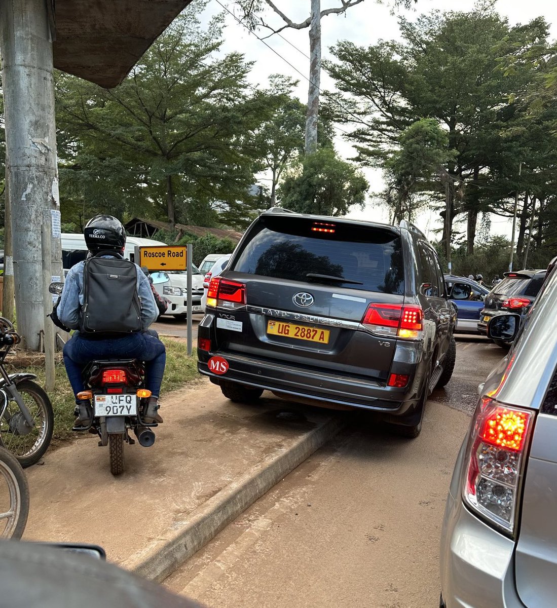 Who is in the wrong; Minister’s car Or Bodaboda #StayInYourLane 📸@PyeparFaisal