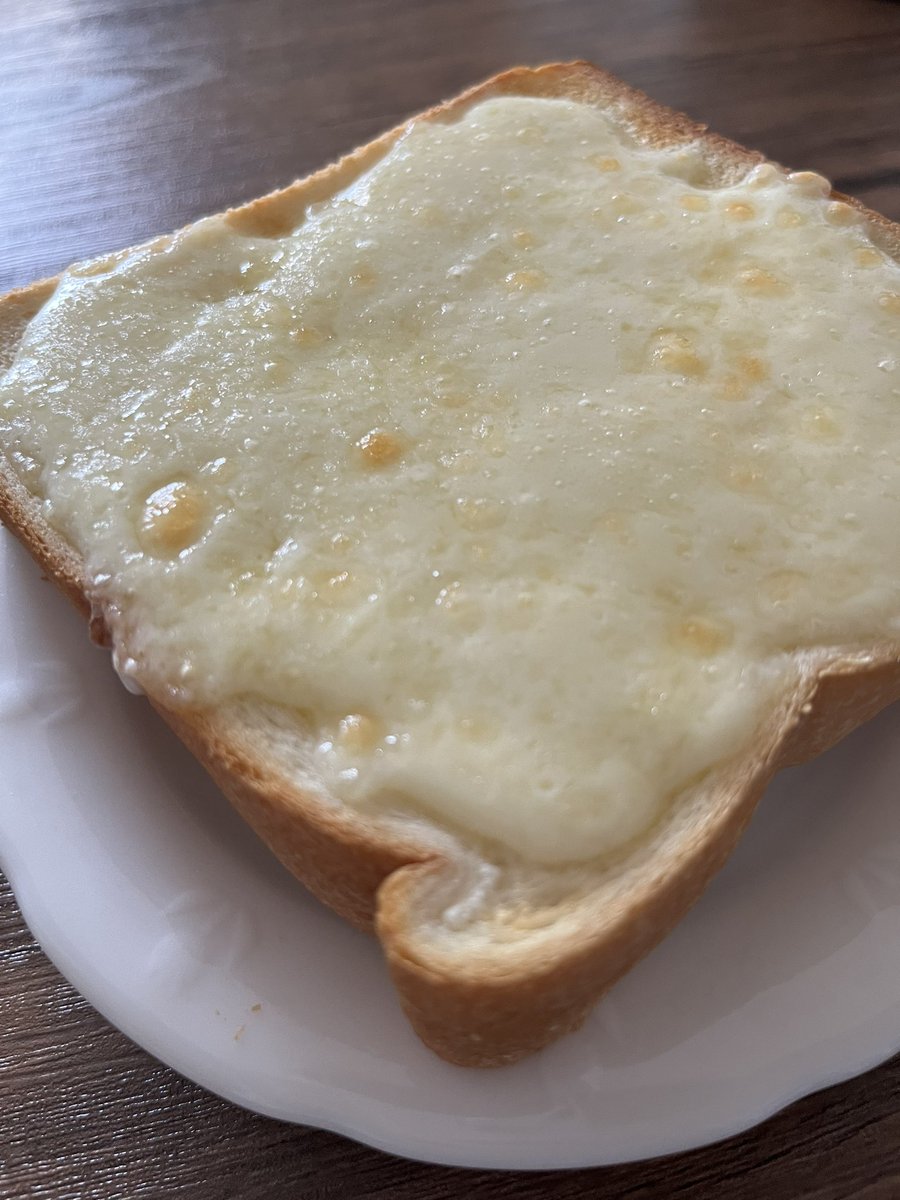 yamato_51's tweet photo. 本当にこれマジでやってほしい！
びっくりするほどうまいから！

セブンの金の食パンに何も塗ったりしないで、よつ葉のチーズのっけて焼いて食べる！

間違った表現なんですけど、このトーストで白ご飯おかわりしたい！ https://t.co/21lRbhvXb0