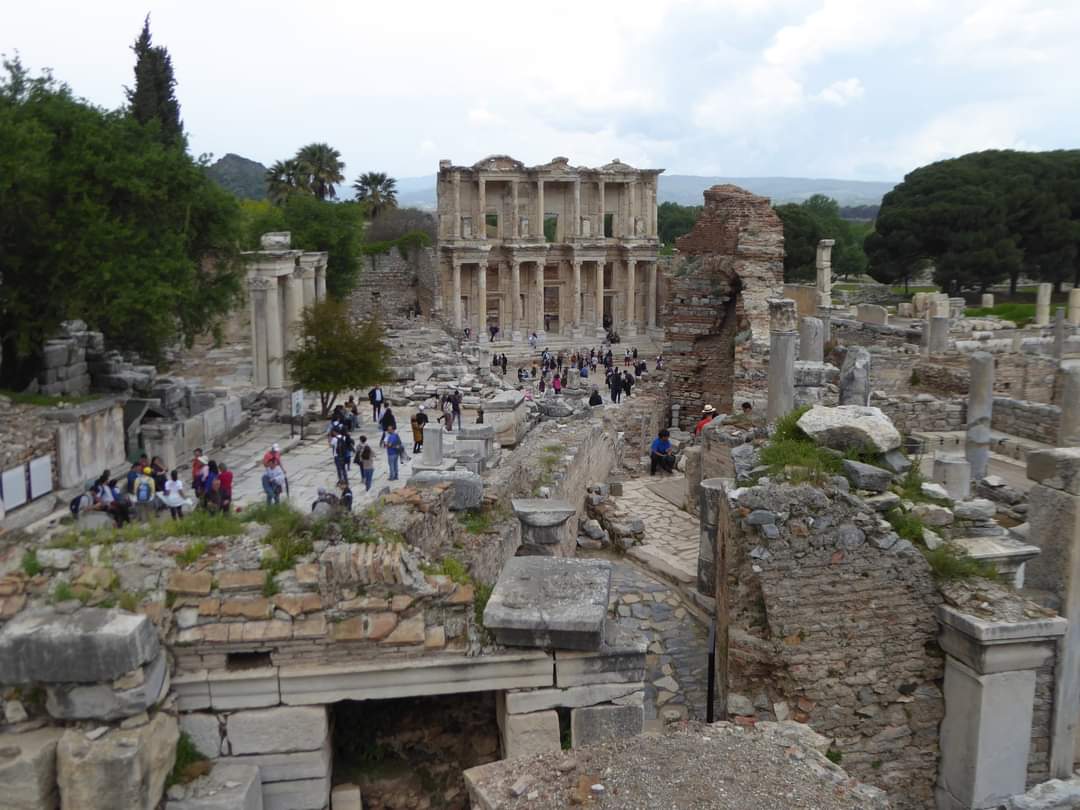 skymanuelima's tweet photo. #Éfeso é 1 cidade antiga na região do #Egeu, no centro da #Turquia, perto da #Selçuk moderna. Suas #ruínas escavadas refletem séculos de história, da #Grécia clássica ao #ImpérioRomano (qd a cidade era o principal centro comercial do #Mediterrâneo), até a difusão do cristianismo. https://t.co/g590v300ZE