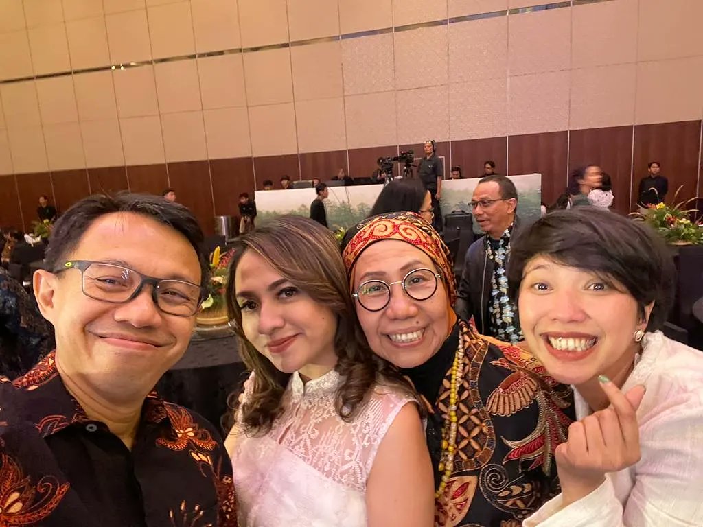 Fitrian Ardiansyah (@ecofitrian) on Twitter photo What a journey! <a href="/Kab_Lestari/">Lingkar Temu Kabupaten Lestari</a> has shown that collaboration can achieve a lot, for Indonesia & our Earth. Leadership of Heads of districts, Secretariat led by <a href="/SyahraniGita/">Gita Syahrani</a> & partners at #LTKL on #SustainableDevelopment is key. Now the Sec has a new leader. Congrats <a href="/ristika_putri/">Ristika Putri I</a>! What a journey! <a href="/Kab_Lestari/">Lingkar Temu Kabupaten Lestari</a> has shown that collaboration can achieve a lot, for Indonesia & our Earth. Leadership of Heads of districts, Secretariat led by <a href="/SyahraniGita/">Gita Syahrani</a> & partners at #LTKL on #SustainableDevelopment is key. Now the Sec has a new leader. Congrats <a href="/ristika_putri/">Ristika Putri I</a>!