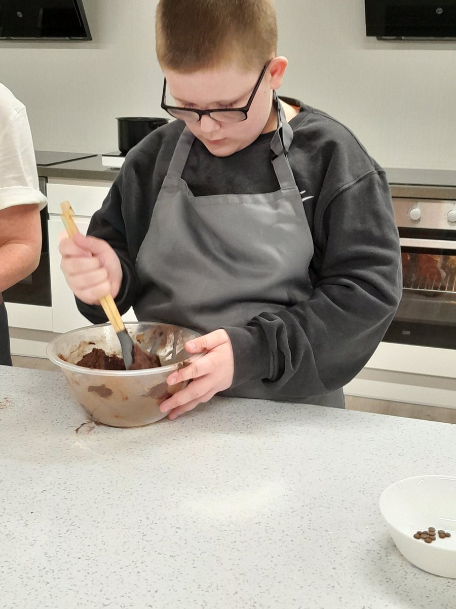 SFADRoutesYP's tweet photo. Final night of our summer cookery sessions and it was dessert night where our YP learned how to make  brownies 😋  deliciousness all round! Huge thanks to Lorna and Nick #Ramekin&amp;RollingPin for their support and facilitating skills
@ScotFamADrugs @AngelaSFAD @pam @Charli_SFAD https://t.co/FwQIJ40ti8