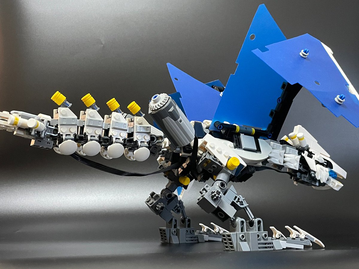 87gd_LeGo's tweet photo. 「プロメテウス」
いつからいるのかもわからない宇宙をさまよう機械竜。翼に使われている太陽電池は機体のエネルギーをすべてまかなえるほどの高性能。背部の巨大バッテリーは尾部のレールガン、口内の荷電粒子砲に直結されている。
＃BMA宇宙ロボ
＃LEGO https://t.co/8TROU8weZV