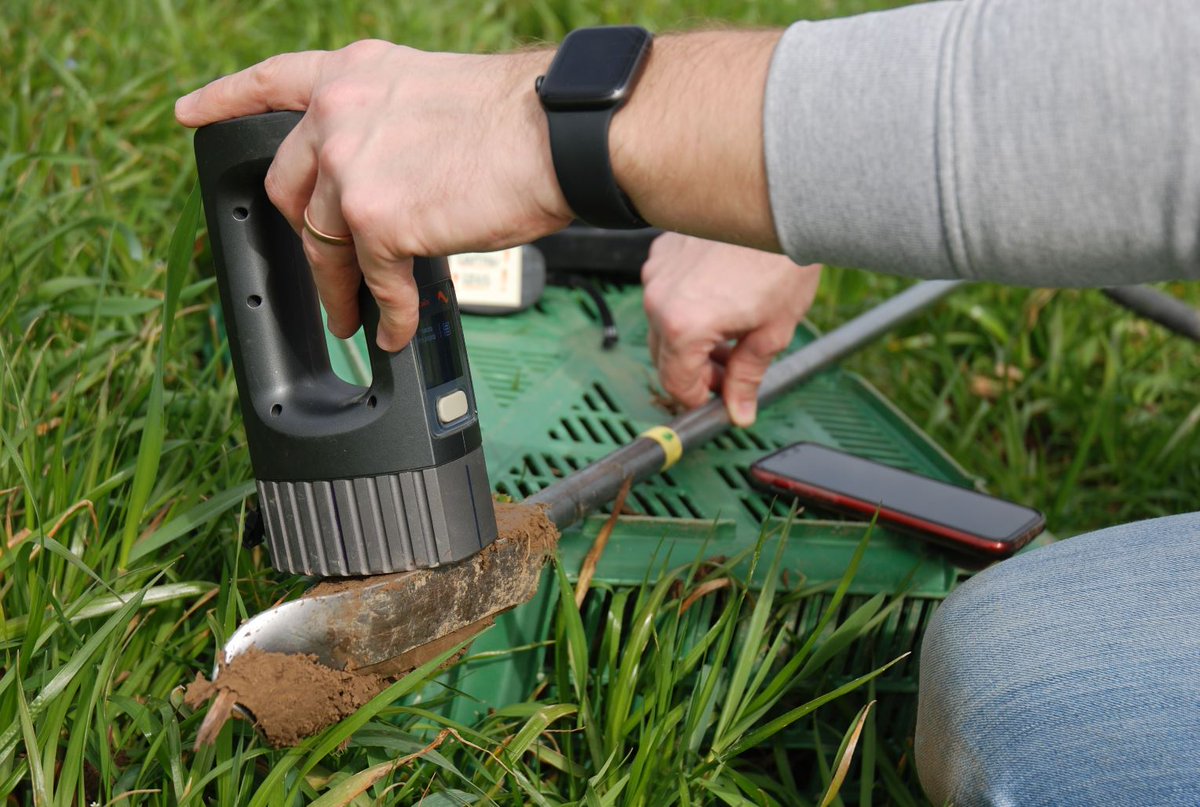 ch_ejp's tweet photo. Are you using #spectroscopy in the field to determine #soil parameters, but ever wondered what is the best way to collect the #spectra? @KonradMetzger from @Agroscope tested different methods and instruments. See π½π½π½ what works best! #indicate, @EJPSOIL #ProbeField https://t.co/Ohq24vsbd3