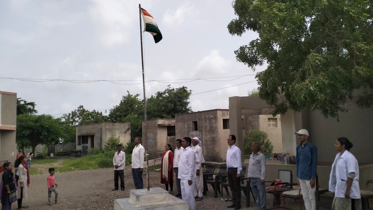 DdoDwarka's tweet photo. આઝાદી કા અમૃત મહોત્સવ અંતર્ગત " મેરી માટી મેરા દેશ" કાર્યક્રમમા ખંભાલીયા તાલુકાના આહેર સિંહણ ગામે ઉપસ્થિતિ #MeriMatiMeraDesh #VeeroKaVandan https://t.co/Ld7TsRsff3