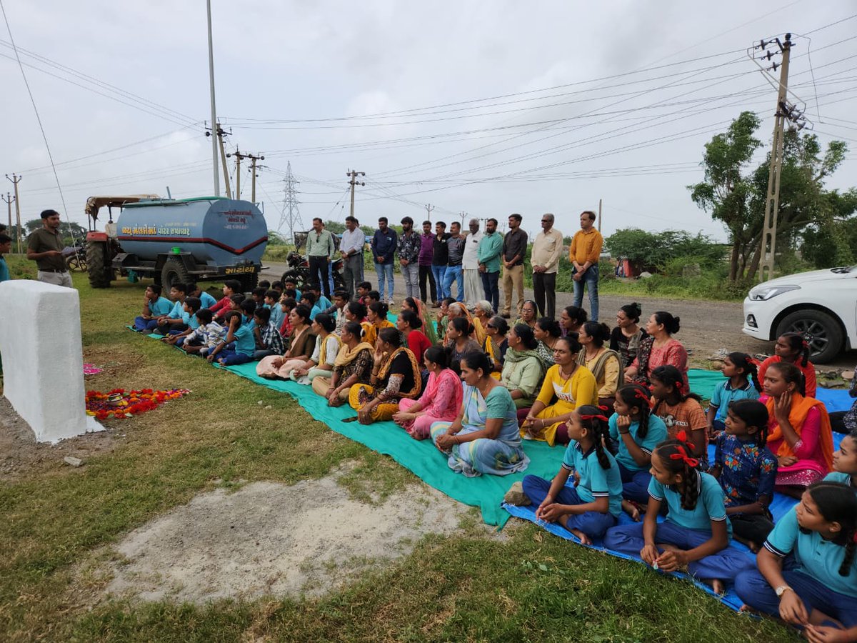 DholaraP's tweet photo. આજરોજ તા.૦૯/૦૮/૨૩ ના લોધીકા તાલુકાના ઢોલરા ગામે પદાધિકારીશ્રી અને કર્મચારી તેમજ અધિકારીશ્રીની  ઉપસ્થિતિમાં '' મેરી મિટ્ટી મેરા દેશ '' કાર્યક્રમની ઉજવણી કરવામાં આવી.#MeriMatiMeraDesh #Veerokavandan @DDORAJKOT1 @InfoGujarat @monakhandhar @CollectorRjt @LodhikaTdo @sagarsojitrab https://t.co/448c0WwPqg