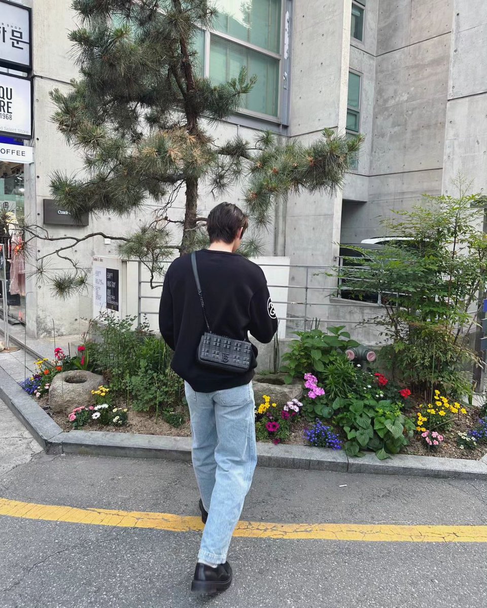Bruight's tweet photo. Embrace the simple joys of a day spent wandering, letting your footsteps lead you to nature's vibrant treasures. Capture these fleeting moments as you pause to admire the intricate details of each flower, preserving their essence forever in your memories and photographs. https://t.co/so75MX2Ib0