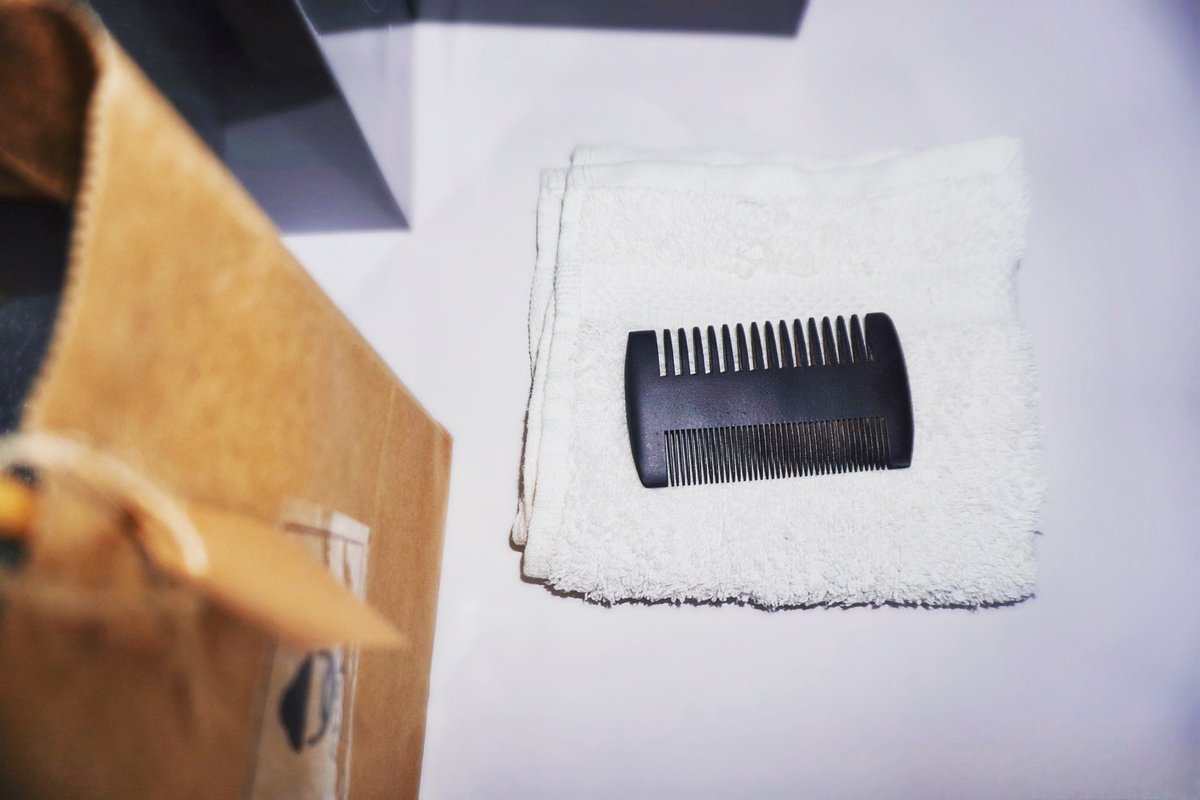 apapabeardclub's tweet photo. ๐ชฎ A must-have tool for any man with facial hair. Keep your beard looking its best with a beard comb!
#beardcomb #ApapaNigeria #beardcare #beardtips #beardgrowth #beardserum #beardbalm #beardgroomingtips #beardcareproducts #beard #beardgang #beardgoals #Apapabeardcare #JOSHUA https://t.co/cBsAWAu6p9