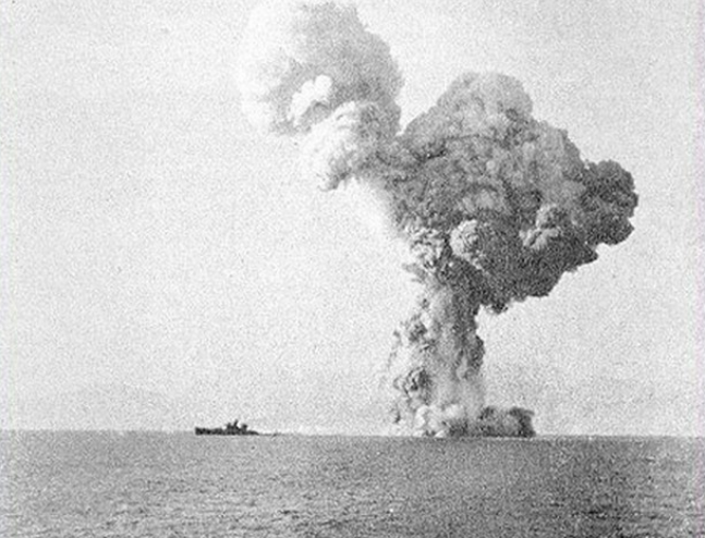 TAmarcord's tweet photo. #WW2, August 9, 1943. The italian #destroyer "#Gioberti" broken in two. The stern explodes with its ammunition depots, the central and forward part continues for 200 meters before sinking.
Details: https://t.co/T4SUCuyVeB
#ww2ship #9agosto #marligure #laspezia #regiamarina https://t.co/b6MQNG2EFk