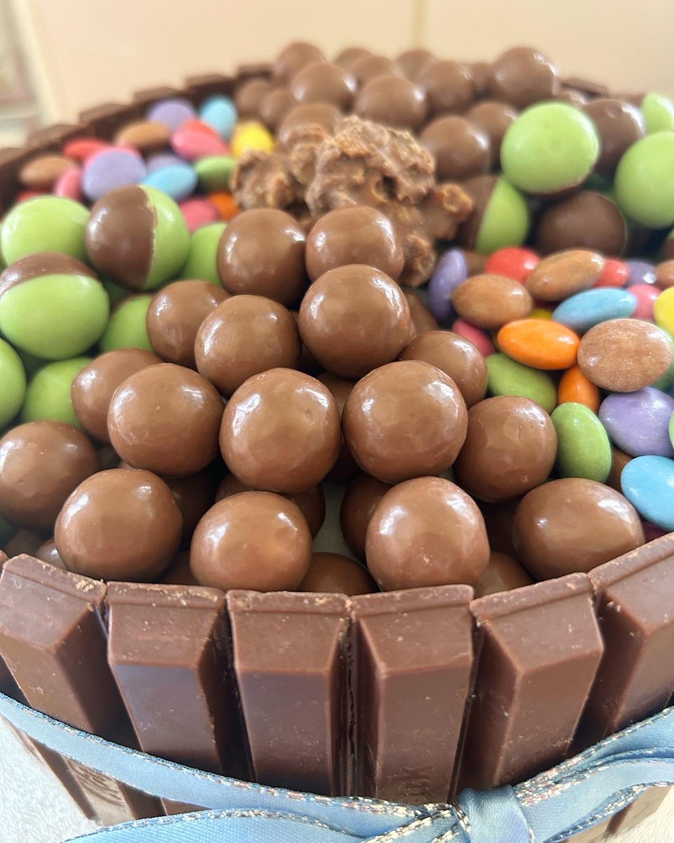 saddleworthbake's tweet photo. Always like making these!😋😋 #cake #kitkatcake #birthdaycake #saddleworth #oldham #baking https://t.co/pMsbolFUbl